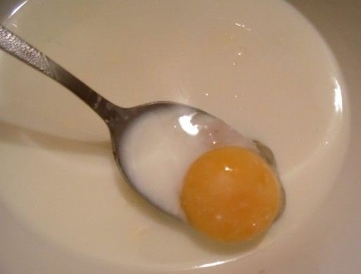 1. Этап. Пончики с яблочной начинкой: 1. В миску вливаю молоко и кефир, подогреваю их до комнатной температуры, растворяю в смеси дрожжи, следом добавляю сахар (100 граммов) и яйцо.