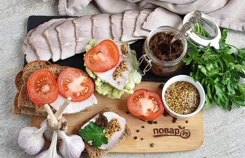 1. Этап. Маринад для буженины: Перед подачей снимите пергамент и нарежьте буженину тонкими ломтиками. Режется мясо легко. Подавайте как холодную закуску или на бутербродах.