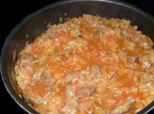 1. Этап. Солянка из свежей капусты с мясом: Этим соусом из овощей заливаем капусту с мясом, перемешиваем. Накрываем крышкой. Выставляем минимальный огонь и тушим еще 15 минут.