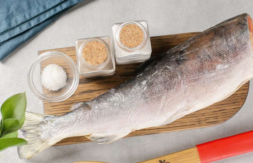 1. Этап. Посол мороженой красной рыбы: Подготовьте все ингредиенты. Разморозьте рыбу. Сделать это нужно правильно: оставьте рыбу на ночь в нулевой зоне холодильника или на нижней полке. Тёплая вода или микроволновка для этого не подойдёт, так рыба утратит свою структуру и мясо станет сухим и волокнистым.