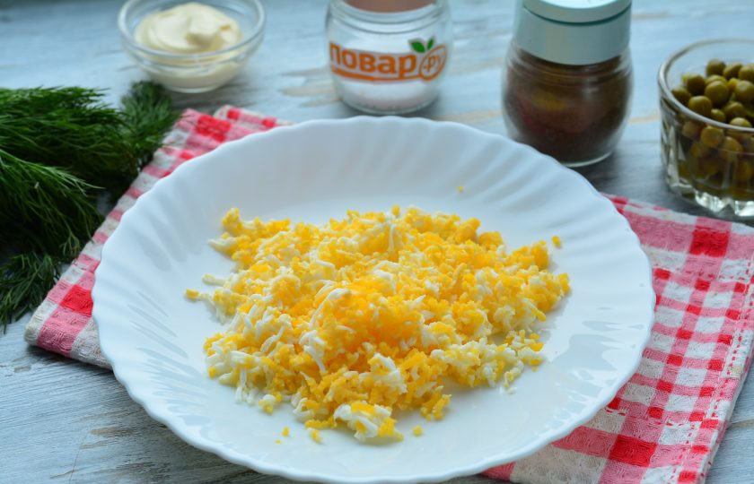 1. Этап. Слоеный салат из пекинской капусты: Сварите яйца вкрутую (варите 8 минут в кипящей воде), остудите, почистите и натрите на терке.