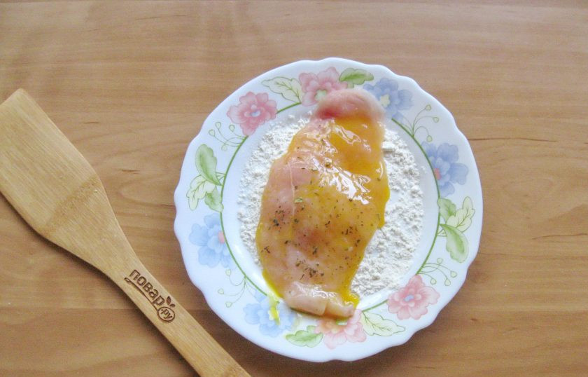 1. Этап. Куриное филе в белковом кляре: После обваляйте в муке.