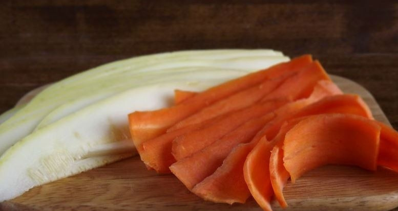 1. Этап. Запеканка овощная с сыром: Морковь очистите от кожуры и вымойте. Кабачок также промойте под водой и обрежьте у него края с двух сторон. Нарежьте овощи тонкими длинными слайсами. Это можно сделать при помощи специальной терки или же овощечистки.