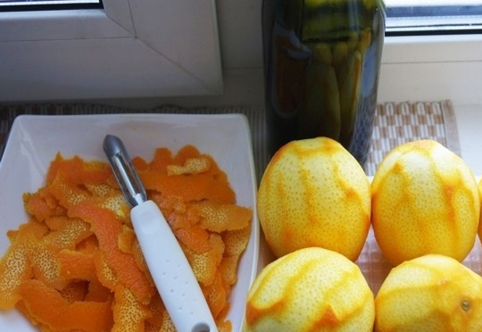 1. Этап. Оранчелло: 1. Апельсины тщательно мою в горячей воде, после этого ножом срезаю со всех цедру. Главное, чтобы не попались белые жилки.