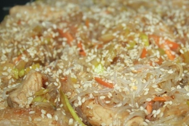 1. Этап. Китайская лапша со свининой: 5. Все перемешиваем и подаем к столу. Такая китайская лапша со свининой подается в теплом виде.