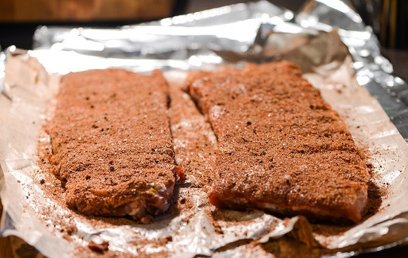 1. Этап. Свиные ребрышки с горчицей: 4. Выложите мясо на пергамент и фольгу, посыпьте щедро с каждой стороны сухими специями.