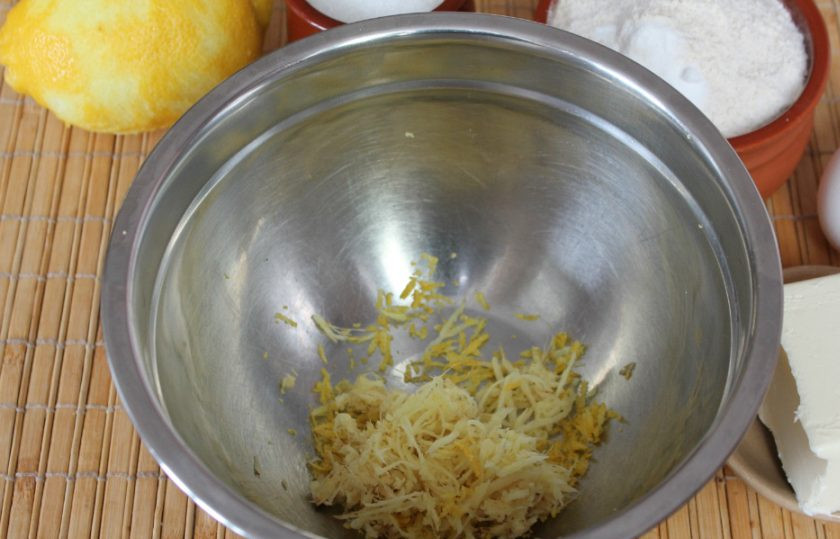 1. Этап. Песочное имбирное печенье: Имбирь чистим, трем на мелкой терке и добавляем к цедре. Тертого имбиря получается 1 столовая ложка с горкой.