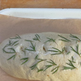 1. Этап. Итальянский хлеб стромболи: Начиная с меньшей стороны, закатайте тесто в рулет и загните края вниз. Положите на противень загнутыми краями вниз. Накройте промасленной пищевой пленкой и оставьте в теплом месте для увеличения в объеме вдвое. Разогрейте духовку до 200С. Смажьте верх хлеба оливковым маслом, затем проткните булку в нескольких местах глубоко шампуром. Сверху посыпьте розмарином