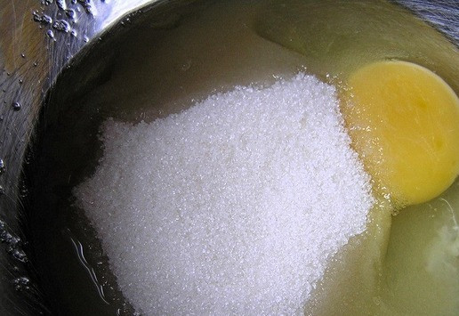 1. Этап. Праздничная кростата с зефиром: Приготовьте тесто. Яйцо и желток соедините в чаше для смешивания, добавьте сахар.