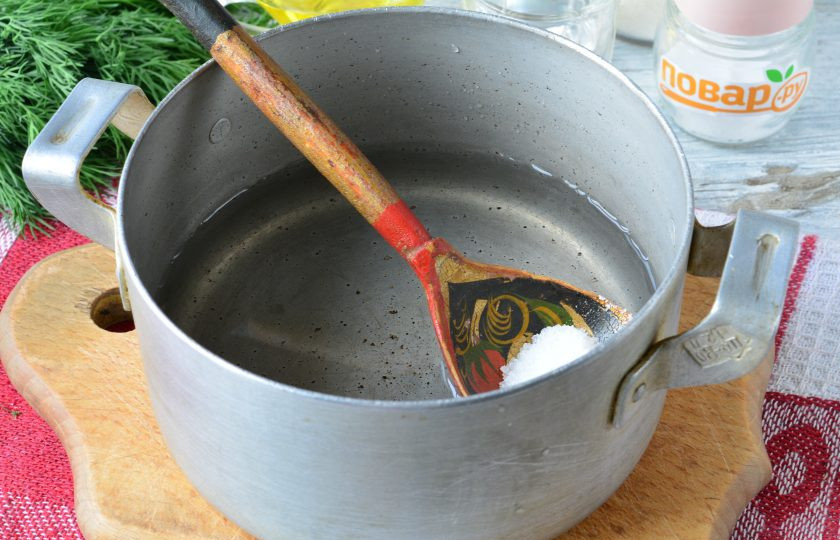 1. Этап. Маринованные грибы за 10 минут: Сварите маринад. Для этого вскипятите воду, всыпьте соль и размешайте.