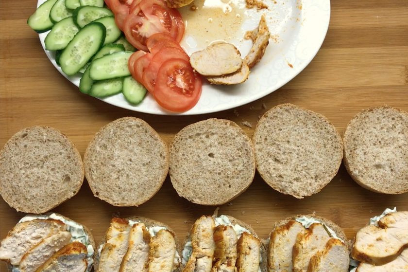 1. Этап. Бургер с курочкой: Соберите бургер. Смажьте булочку готовым соусом, положите сверху курочку.