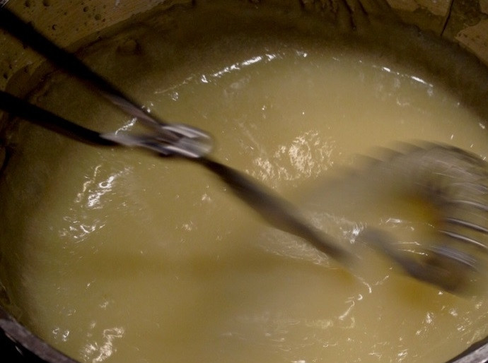 1. Этап. Капкейки с лимонным курдом и меренгой: 4. Верните смесь желтка и сиропа в кастрюлю к основной массе, отправьте снова на огонь, варите смесь 2-3 минуты.