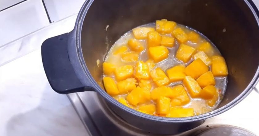 1. Этап. Крем-суп из тыквы: 3. Немного поджарьте тыкву, чтобы края стали мягкими, и добавьте бренди. Посолите. Когда бренди выпарится, добавьте немного кипящей воды и варите до того, пока тыква не станет мягкой.