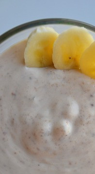 1. Этап. Смузи гречневый: По желанию украсить кружочками банана. Сладкоежки могут добавить мёд или другой подсластитель.