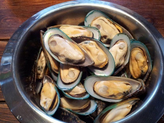 1. Этап. Мидии в духовке: 1. Перед тем, как приготовить мидии в духовке, помойте их. Если замороженные, то разморозьте и аккуратно помойте, чтоб не повредить ракушку.