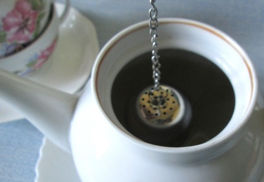 1. Этап. Чай зеленый с ароматными добавками: В чайник налить 500 мл недавно закипевшей воды ( 80-85 градусов), опустить ситечко, накрыть крышкой и оставить на 10 минут.