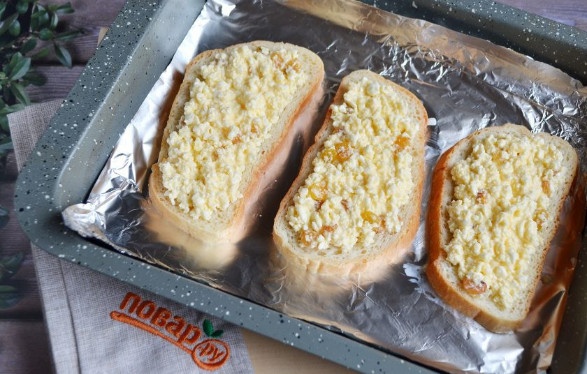 1. Этап. Горячие бутерброды с творогом: 6. На хлеб выложите творожную массу с изюмом.