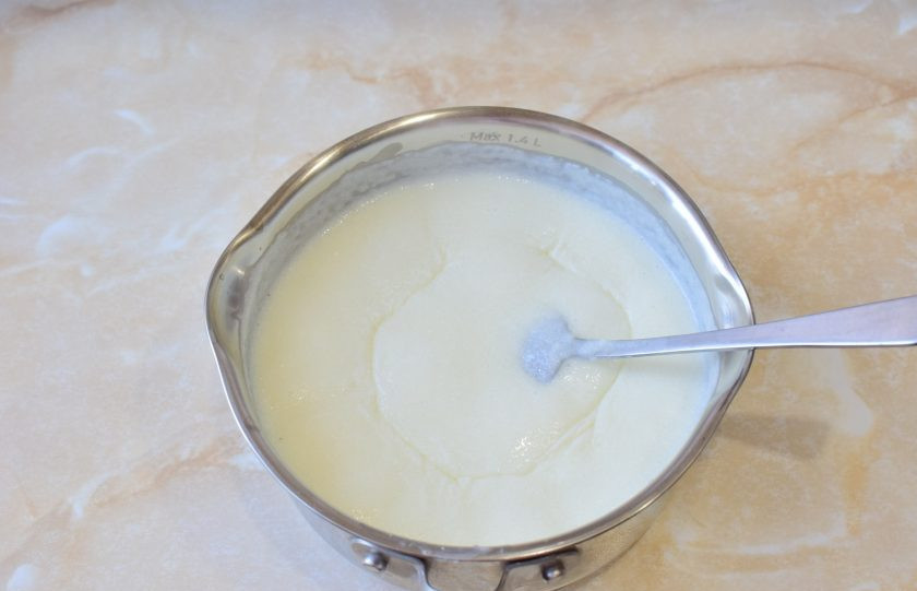 1. Этап. Каша Гурьевская: Сварите манную кашу. В кипящее молоко тонкой струйкой введите манную крупу и проварите 1-2 минуты до загустения. Немного остудите.