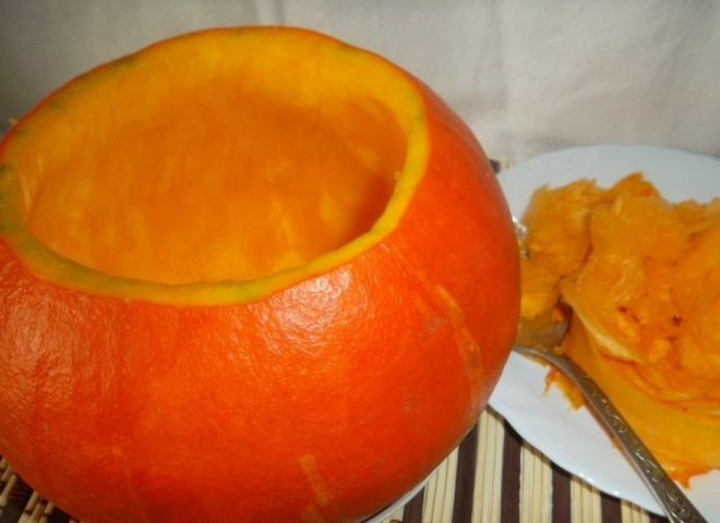 1. Этап. Фаршированная тыква, запеченная в духовке с рисом: Первым делом отварите рис, измельчите орехи и запарьте изюм. Тыкву помойте и аккуратно срежьте крышечку. При помощи ложки очистите тыкву от семечек и волокон, уберите также и мякоть. необходимо оставить только горшочек их тыквы.