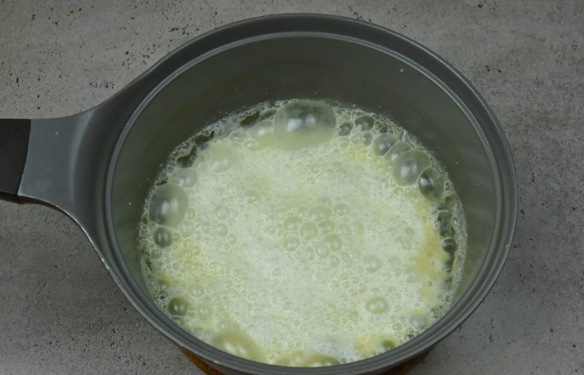 1. Этап. Торт Медок: Сливки разогрейте в микроволновой печи или на огне в течение 1 минуты. Когда сироп станет янтарного цвета добавьте в него горячие сливки, оставив 50 мл. Смесь начнет бурлить и пениться. Хорошенько ее разрешайте, чтобы сироп и сливки объединились.