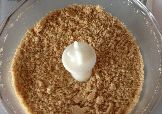 1. Этап. Желейный торт без выпечки: Печенье измельчаем в крошку при помощи блендера.