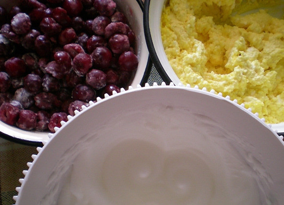 1. Этап. Творожно-овсяная запеканка: 2. Разделите яйца на желтки и белки. Творог смешайте с желтками, сахаром и разрыхлителем. Если творог очень зернистый, используйте блендер. Белки взбейте в плотную пену. Вишни обсыпьте крахмалом, перемешайте. Смешайте творожную массу с вишней, аккуратно вмешайте белки.