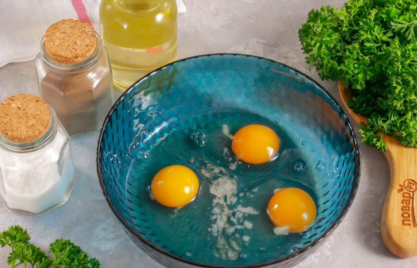 1. Этап. Овсяноблин с творогом: Куриные яйца вбейте в глубокую емкость и всыпьте соль. Если любите более нежные овсяноблины, то влейте 50 мл. нежирного молока или кефира. По желанию можно добавить и различные пряности, специи. Взбейте примерно 2-3 минуты.