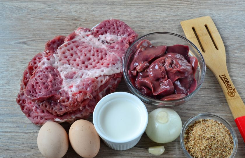 1. Этап. Мясные рулетики с печенью: Подготовьте все необходимые ингредиенты. Мясо я заранее порезала на пластины толщиной примерно 1 см и отбила с двух сторон. Печень можно использовать любую: говяжью, свиную или куриную. В этот раз я взяла куриную, она более нежная.