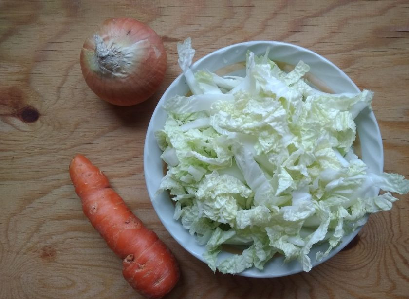 1. Этап. Тушеная пекинская капуста с морковью: 2. Для начала помойте и нашинкуйте капусту.