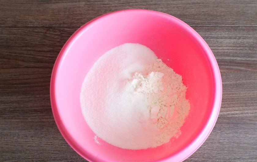 1. Этап. Заливной пирог с тыквой в духовке: В отдельной чаше смешайте муку, сахар, соль.