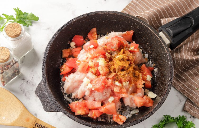 1. Этап. Фаршированные цветки тыквы: Добавьте фарш, нарезанный кубиками помидор, измельчённый чеснок, соль и специи по вкусу. Готовьте на среднем огне, разбивая комочки фарша лопаткой, до тех пор пока не испарится вся жидкость.