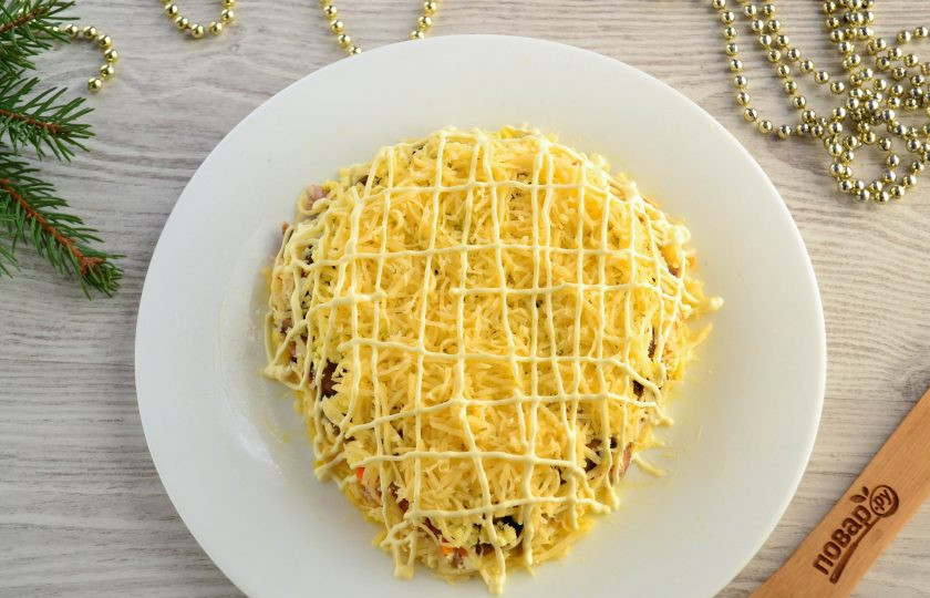 1. Этап. Слоеный салат «Мышка» с грибами и сыром: Покройте сеточкой майонеза.