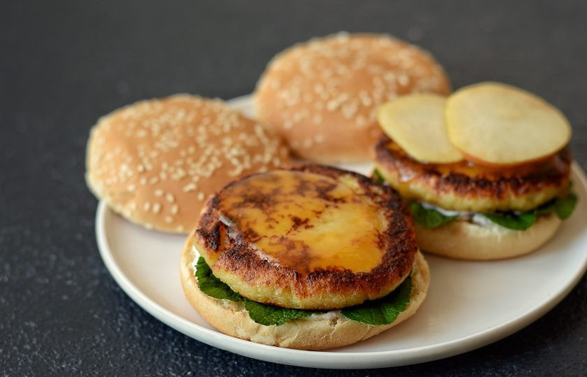 1. Этап. Сладкий бургер: Грушу нарежьте тонкими ломтики и выложите сверху. Затем накройте бургер верхней булочкой.