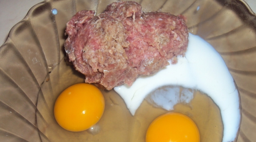 1. Этап. Бризоль куриная: 1. Рецепт простой до невозможности: смешаем фарш, яйца и молоко со специями и маслом.