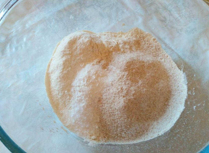 1. Этап. Квише с овощной начинкой: Соедините в глубокой миске два вида муки, разрыхлитель и соль (примерно 0,5 ч. л.).