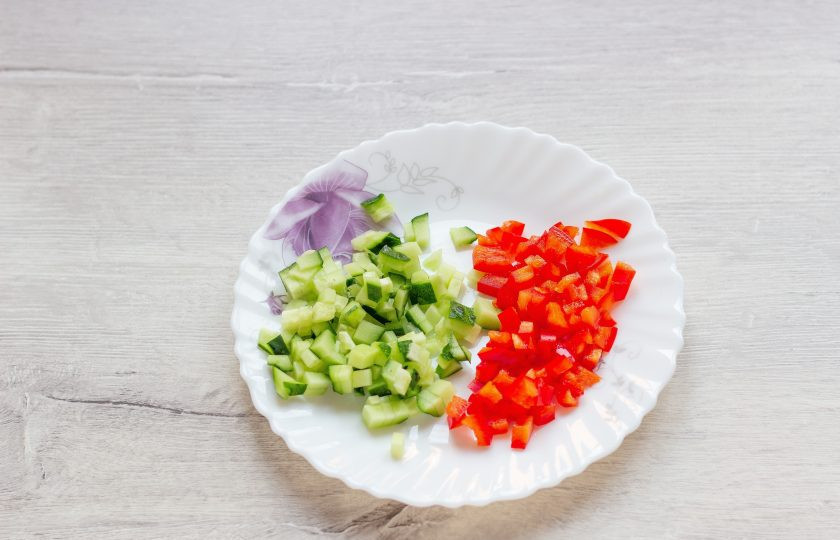 1. Этап. Летние паштеты: Мелко нарежьте огурец и перец.