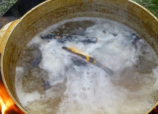 1. Этап. Уха в казане: 5. Выложите поджаренные овощи. Варите минут 15.