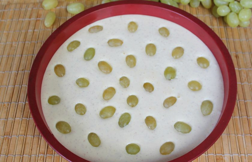 1. Этап. Творожная запеканка с виноградом: Творожную массу пересыпаем в силиконовую форму. Виноград выкладываем на творожную массу. Отправляем форму в духовку. Выпекаем при температуре 170-180 градусов около 30 минут. Затем, оставляем запеканку еще на 10-15 минут в горячей духовке.