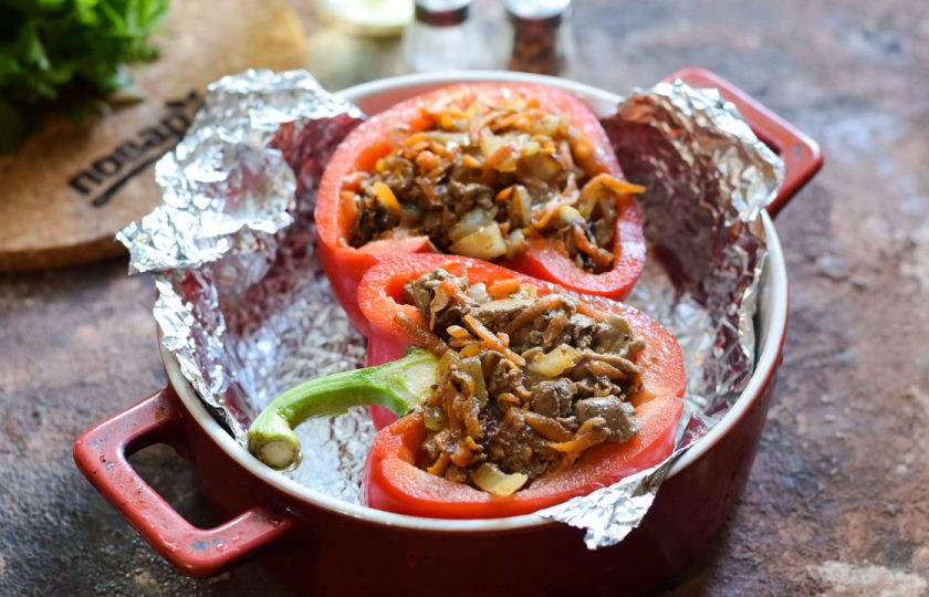 1. Этап. Болгарский перец фаршированный куриной печенью: Болгарский перец разрежьте пополам, удалите семена и перегородки. Наполните перец печенью и овощами.