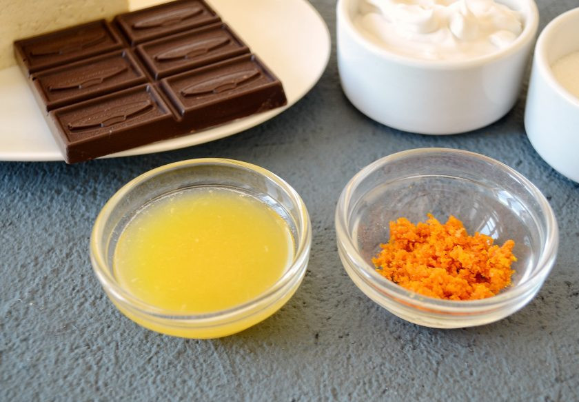1. Этап. Пасха без творога: Натрите цедру апельсина, а затем выжмите сок.