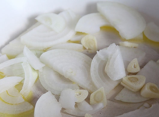 1. Этап. Щавелевый крем-суп: В сотейник положите кусочек сливочного масла, растопите его на небольшом огне. Затем выложите в сотейник лук и чеснок, обжаривайте овощи на масле пять минут. Затем очистите картофель, вымойте его, нарежьте брусочками, выложите в сотейник и обжаривайте вместе с луком и чесноком еще десять минут.