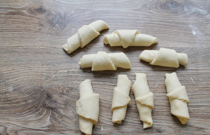 1. Этап. Рогалики в хлебопечке: Сверните каждую часть в рогалик, начиная с широкой стороны.