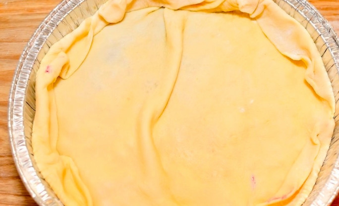 1. Этап. Вкусный пирог: Достаньте форму из духовки, влейте ягодную начинку, накройте пирог вторым слоем теста.