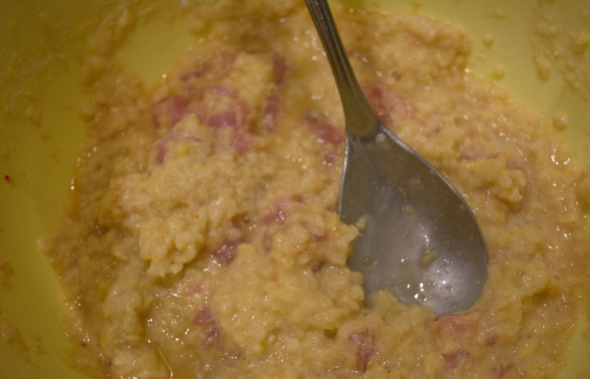 1. Этап. Картофельные котлеты с курицей: Введите в тесто муку. Перемешайте. Особо вымешивать не надо. Добавьте яйца и снова вымешайте. Масса должна просто стать однородной, а тесто поглотить всю муку.