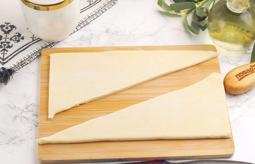 1. Этап. Круассаны в аэрогриле: Каждый пласт теста разрежьте пополам по диагонали, получая треугольники с длинными кончиком.