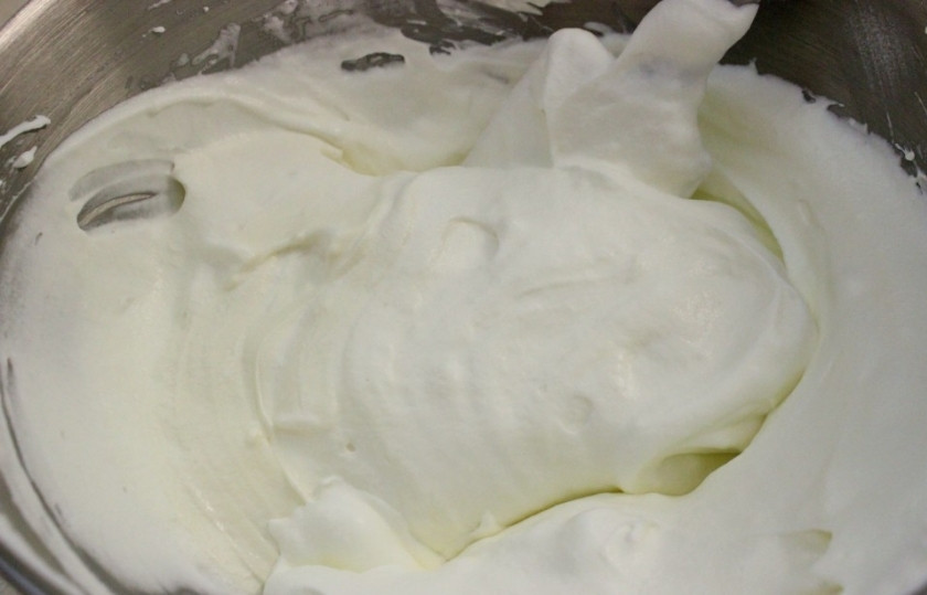 1. Этап. Рулет бисквитный с ягодами: 12. Отдельно взбейте сливочный сыр, ванилин и 1/4 стакана сахара. Затем аккуратно смешайте полученную смесь со взбитыми сливками.