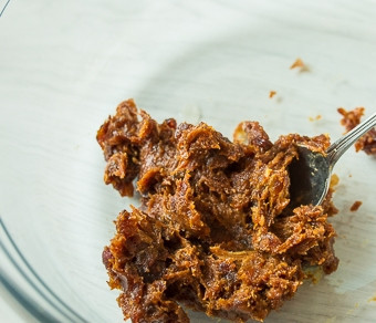 1. Этап. Веганские батончики из сухофруктов: Финики измельчим в блендере, если он у вас достаточно мощный, или прокрутим через мясорубку с мелкой решеткой.