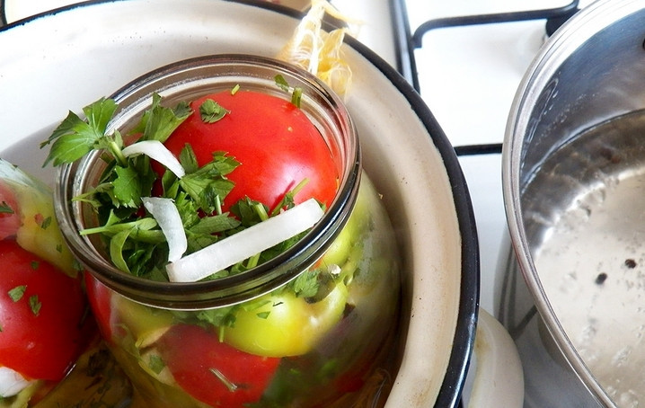 1. Этап. Салат из помидоров с перцем на зиму: Переставляем банки в заранее подготовленные кастрюли с кипятком.