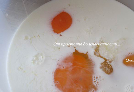 1. Этап. Запеканка из цветной капусты в мультиварке: Отдельно смешайте яйца с молоком, посолите.