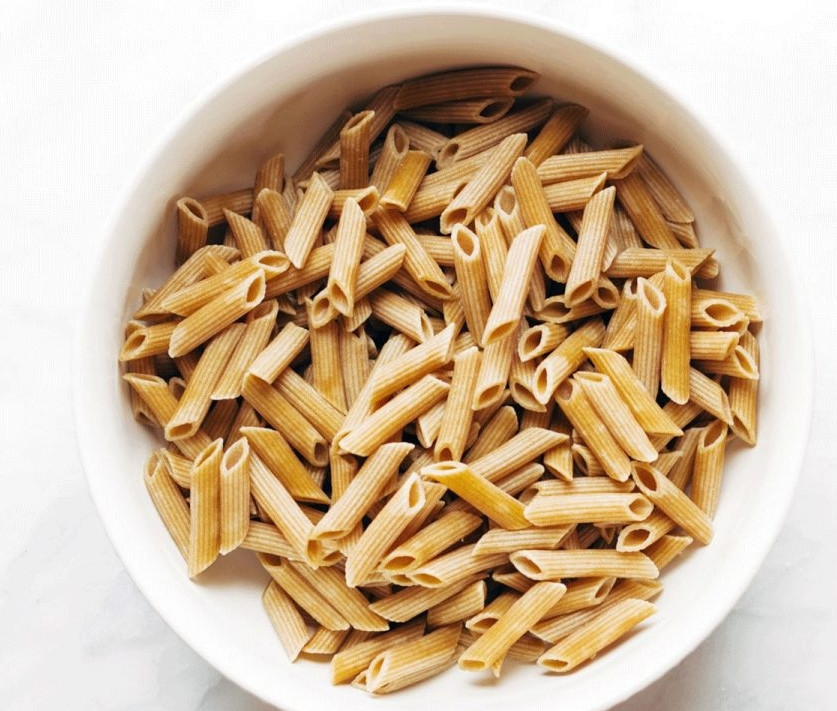 1. Этап. Салат с сыром и колбасой: 1. В кастрюлю наливаю воду и отправляю ее на огонь, после закипания кладу пасту и готовлю 5-7 минут. Откидываю пасту на сито и остужаю, затем перекладываю в миску.